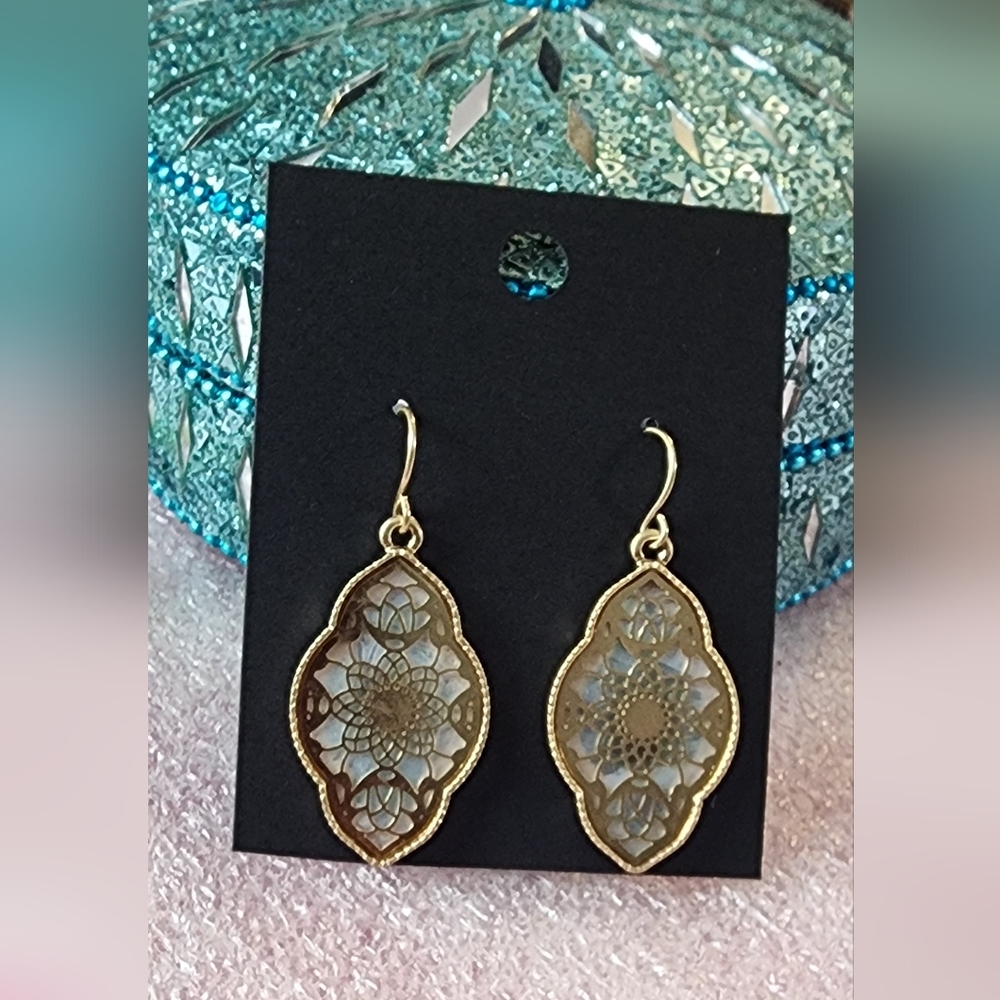 ♥Mandala filigree earrings goldtone Back mother-of-pearl Ethereal Floral Drop Ea